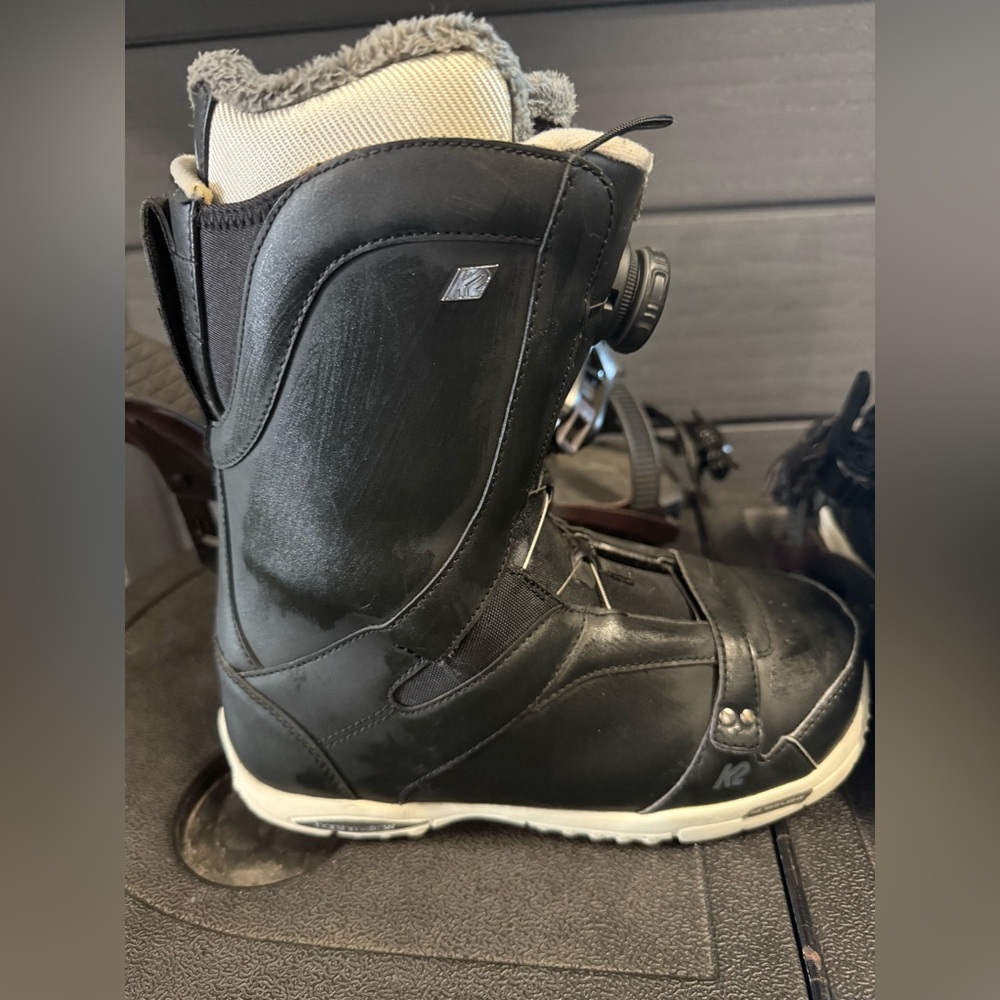 Size 7 K2 Sapera boots - fits true to size

Comes from a clean/smoke free home